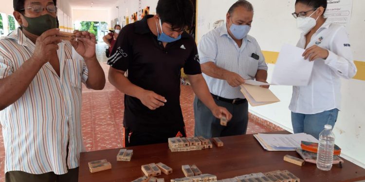 Sigue la entrega de abejas reina a los hombres y mujeres que se dedican a la apicultura en el Estado de Yucatán por parte del gobierno estatal