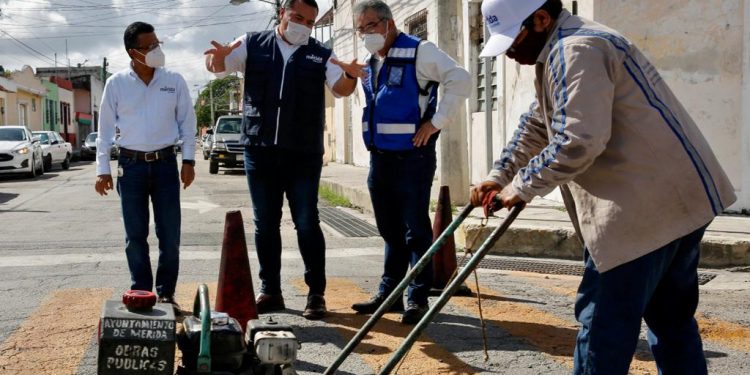 El Ayuntamiento refuerza acciones del Programa Emergente de Bacheo y mantenimiento vial en la ciudad / El alcalde Renán Barrera supervisó el avance de los trabajos en calles del Centro