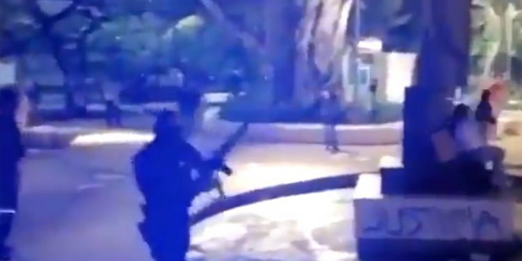 El gobernador de Quintana Roo, Carlos Joaquín y la alcaldesa de Cancún, Mara Lezama, dijeron reprobar la balacera desatada en ese destino turístico por policías bajo el Mando Único