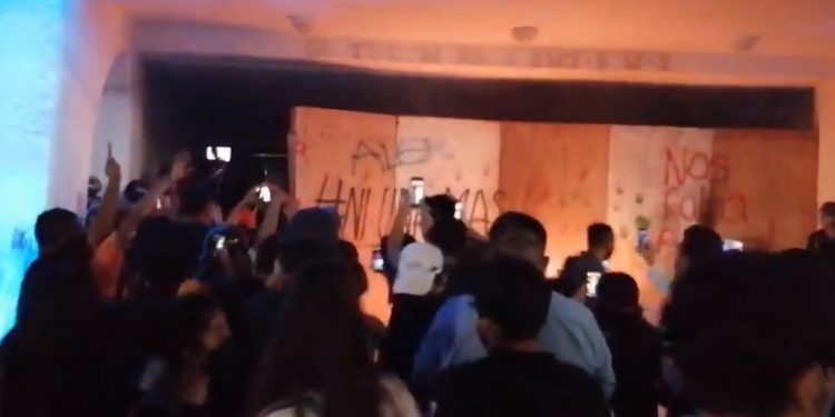 Al menos cuatro reporteros heridos durante protestas y represión a manifestantes en Cancún: dos periodistas resultaron lesionados de bala, afirman medios locales