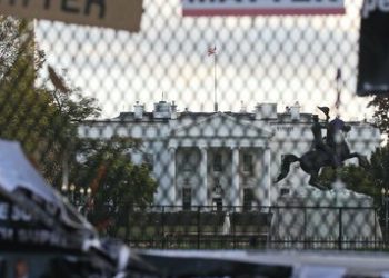 El presidente Donald Trump pretende barricarse tras una cerca erigida alrededor de la Casa Blanca en previsión de protestas el día de las elecciones presidenciales