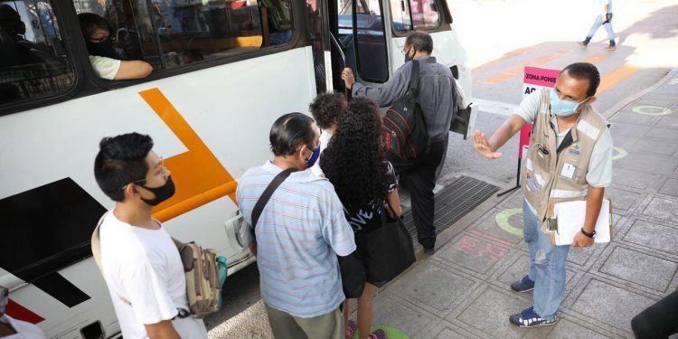 Se implementan mejoras en las zonas de ascenso y descenso del Centro de Mérida para hacer más eficiente el servicio de transporte público y proteger la salud de la población, dice gobierno del Estado