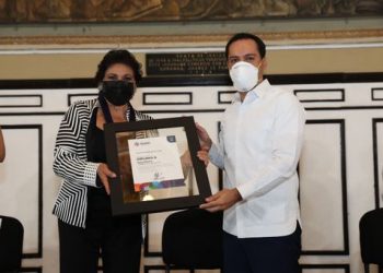 Reconocen trayectoria artística de la cantante María Medina con la Medalla Yucatán 2020 / Gobernador Mauricio Vila Dosal entregó la presea
