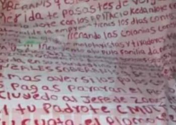 Una supuesta “narcomanta” con alusiones al municipio de Kanasín, Yucatán, habría sido colgada en el exterior del Colegio de Bachilleres (Cobach) plantel Cancún Uno