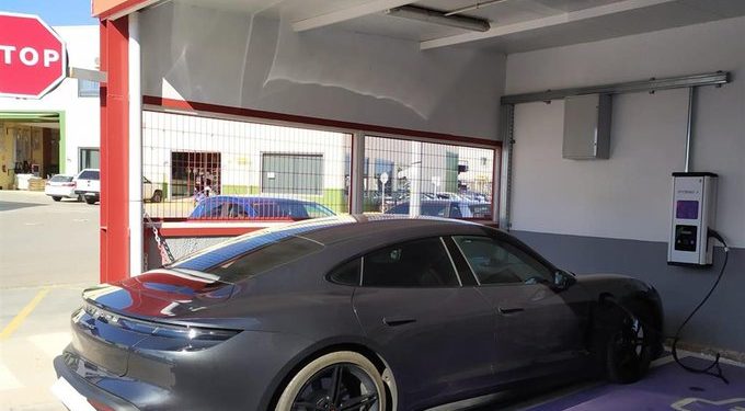 Reino Unido prohibirá la venta de vehículos a gasolina a partir de 2030 / Prohibición se había programado inicialmente para 2040, pero se adelantó diez años