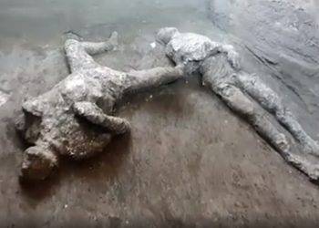 Dos cuerpos perfectamente intactos tras casi dos milenios sepultos bajo la lava del Vesuvio emergieron gracias a los trabajos de rescate arqueológico en Villa “Civitá Giuliana”
