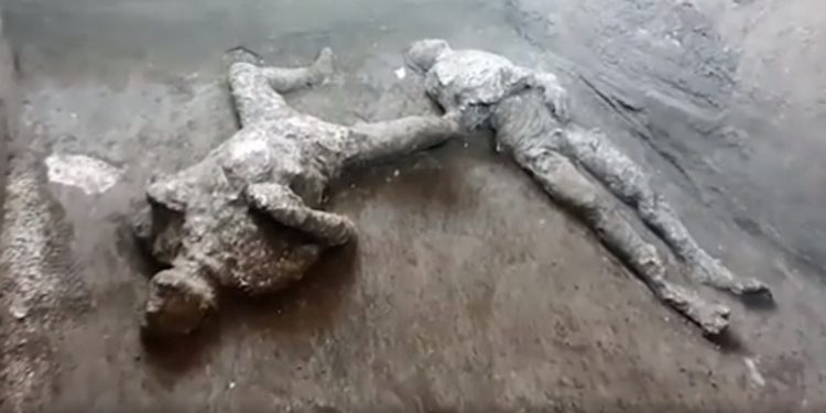 Dos cuerpos perfectamente intactos tras casi dos milenios sepultos bajo la lava del Vesuvio emergieron gracias a los trabajos de rescate arqueológico en Villa “Civitá Giuliana”