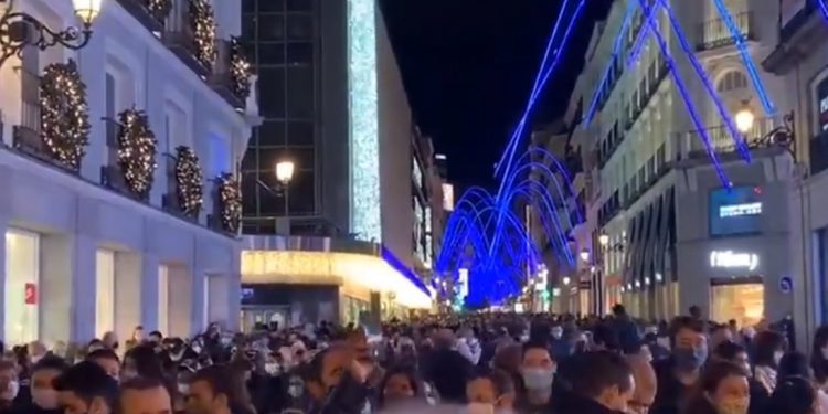 Moderna dijo que pediría a las autoridades de salud estadounidenses y europeas el lunes que permitan el uso de emergencia de su vacuna COVID-19