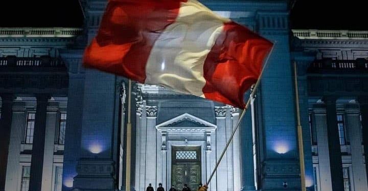 Perú, sin presidente, tras renuncia de Manuel Merino / El país en enorme crisis política, social y económica por el COVID-19