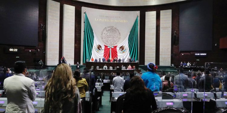 La Cámara de Diputados guarda minuto de silencio por el fallecimiento de la señora Candelaria Beatriz López Obrador, hermana del Presidente de la República