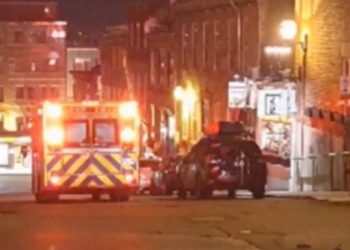 Espada en mano y vestido como un caballero medieval, un hombre atacó, y mató a al menos dos personas e hirió a otras cinco en la ciudad canadiense de Quebec