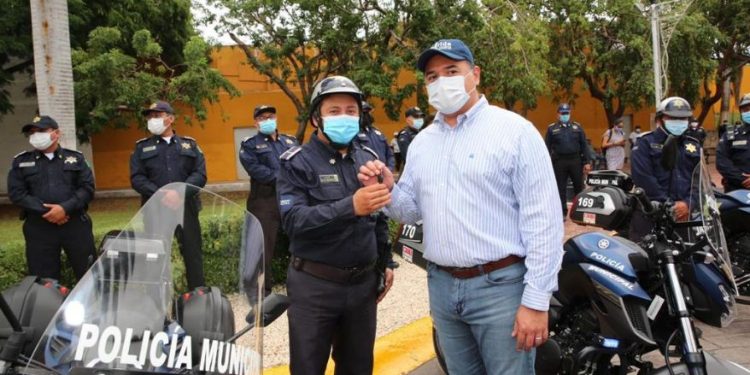 Entrega alcalde 6 nuevos vehículos moto-patrullas, 30 equipos de grabación portátiles y paquetes de uniformes a elementos de la Policía Municipal de Mérida
