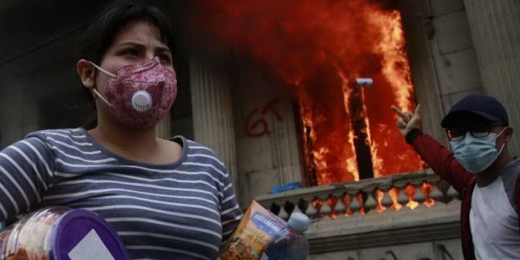 Protestas contra el presupuesto 2021: un grupo prende fuego al Congreso de Guatemala tras ingresar a la fuerza mientras había manifestación pacífica frente a la sede del gobierno