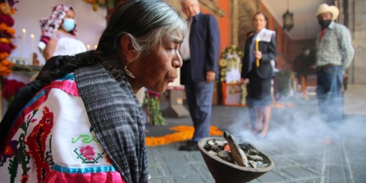 Inician tres días de luto nacional en memoria de víctimas COVID-19; presidente inauguró ofrenda homenaje en Palacio Nacional
