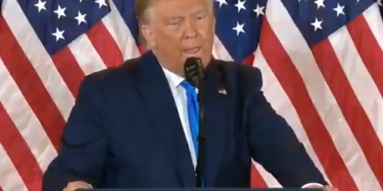 Es un “fraude”, dice Trump, en medio de un cerrado conteo de votos en Estados clave: “Esto es una vergüenza para nuestro país” afirma mientras se autodeclara ganador