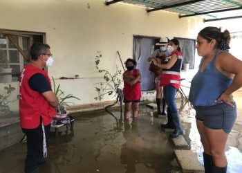 Cruz Roja Mexicana Delegación Yucatán acudió a la comisaría de Xcunyá / Habitantes desde hace semanas se encuentran entre agua en sus casas y calles