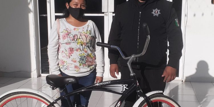 Le roban su bicicleta en Valladolid y la policía municipal la recupera cuando un hombre circulaba en otra colonia / La entregó a su legítima propietaria