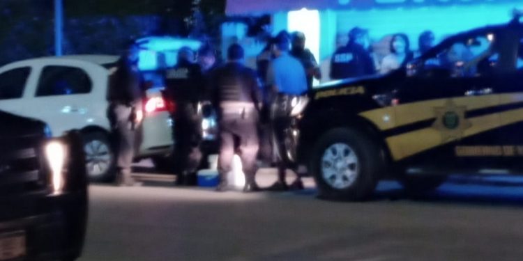 Operativo en la comisaría de Cholul concluyó con la detención del conductor de un auto VW tipo Vento, color blanco, quien aparentemente circulaba con un arma y droga