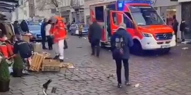Muertos y heridos luego de que un conductor ingresó en calle peatonal en la ciudad de Trier en el oeste de Alemania