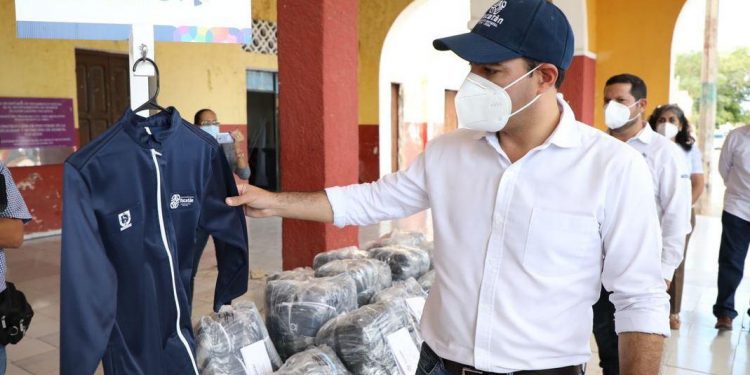 El Gobernador entrega chamarras y becas económicas para estudiantes de Homún / Supervisó el funcionamiento del consultorio Médico 24/7