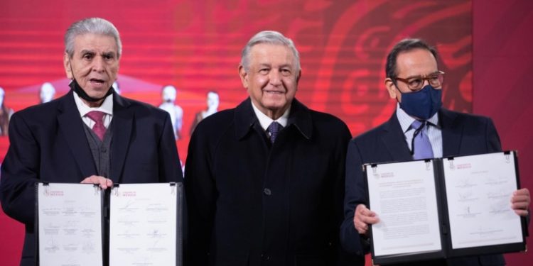 Firmó presidente AMLO con representantes del sector empresarial y obrero un acuerdo para analizar y enriquecer la iniciativa de reforma en materia de outsourcing