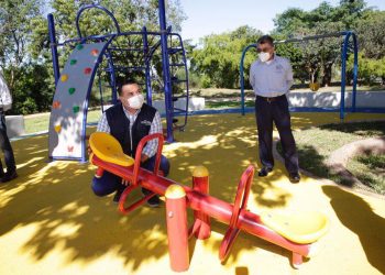 El alcalde Renán Barrera Concha acudió esta mañana al fraccionamiento Paseos de Opichén, donde simbólicamente entregó a los vecinos de la zona las obras del Parque “La Joya”