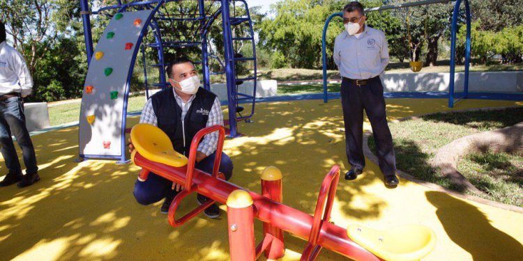 El alcalde Renán Barrera Concha acudió esta mañana al fraccionamiento Paseos de Opichén, donde simbólicamente entregó a los vecinos de la zona las obras del Parque “La Joya”
