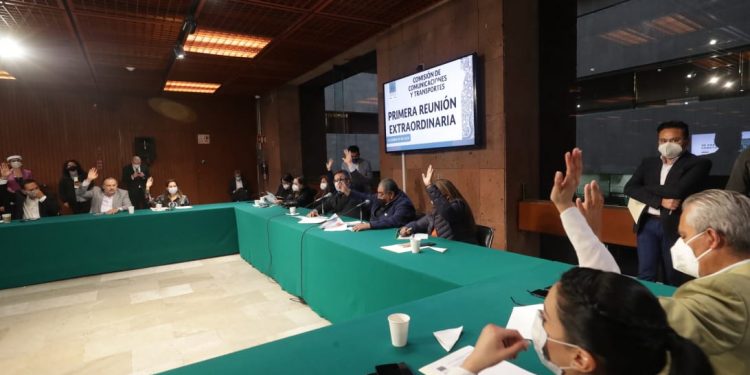 Quieren crear registro nacional de usuarios de telefonía celular para combatir la extorsión / Se incorporará a usuarios y chips de aparatos móviles dicen en el congreso de San Lázaro