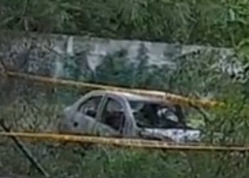 Después del hallazgo de los cadáveres de dos hombres en el patio de una casa en la colonia de San Damián, fue descubierto el vehículo robado de uno de los dos asesinados completamente quemado