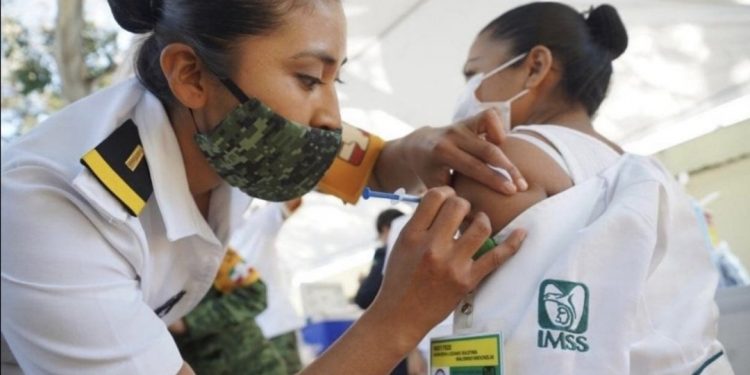 Las personas más ricas de Gran Bretaña están ofreciendo miles de libras para no tener que hacer cola para obtener su primera dosis de la vacuna contra el coronavirus