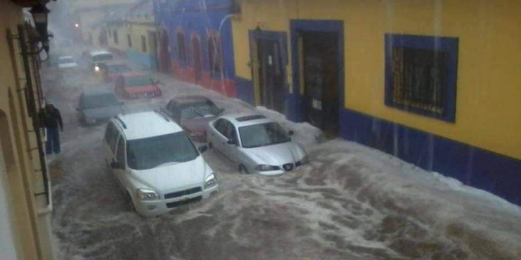 En México se vive una paradoja climática: el 70% del territorio está afectado por la sequía mientras que en cinco estados prevalecen las secuelas de las inundaciones