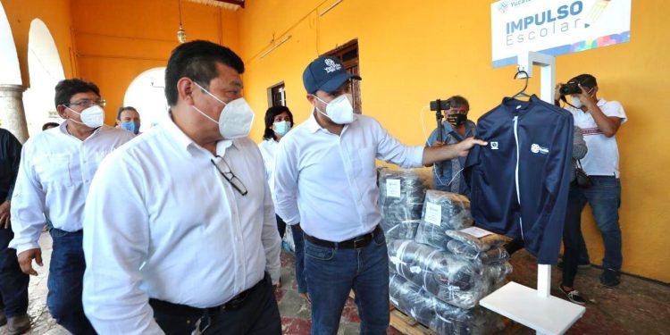 Continúa la distribución de chamarras del programa “Impulso Escolar” a estudiantes de primaria yucatecos / 211 mil 207 alumnos de escuelas públicas recibirán las prendas