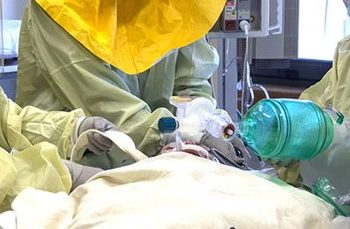 341.845 fallecidos por COVID-19 en Estados Unidos / La pandemia está fuera de control y los hospitales están teniendo dificultades para encontrar camas por estar saturados
