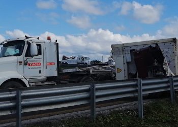 Un tráiler se volteó en una curva de la carretera federal Mérida-Campeche en dirección a la capital yucateca