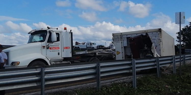 Un tráiler se volteó en una curva de la carretera federal Mérida-Campeche en dirección a la capital yucateca