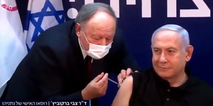 Primer ministro Benjamín Netanyahu fue vacunado contra el coronavirus en su país: pide suspender vuelos para evitar propagación de variante británica en Israel