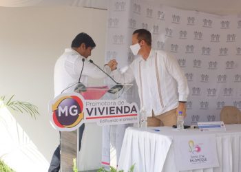 Rogerio Castro, secretario general del INFONAVIT, entregó 14 viviendas a derechohabientes que eligieron a MG Promotora de Vivienda en Mérida