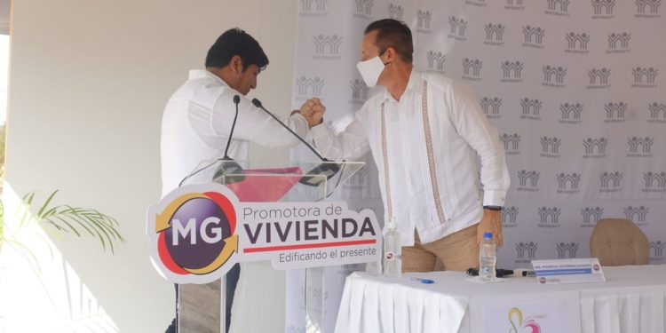 Rogerio Castro, secretario general del INFONAVIT, entregó 14 viviendas a derechohabientes que eligieron a MG Promotora de Vivienda en Mérida