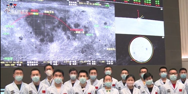 La sonda Chang’e-5 alunizó con éxito en la Luna, donde llevará a cabo la primera recolección de muestras de un cuerpo extraterrestre por parte de China