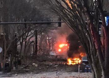Investiga el FBI estallido de auto en el centro de la ciudad estadounidense de Nashville / Grabación pidiendo evacuar se escuchó ante de la explosión