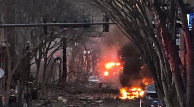 Investiga el FBI estallido de auto en el centro de la ciudad estadounidense de Nashville / Grabación pidiendo evacuar se escuchó ante de la explosión
