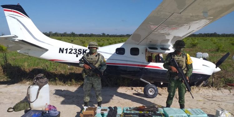 Una Aeronave tipo Cessna “que transportaba  380 paquetes con aparente cocaína fue interceptada por la Sedena en Ciudad del Carmen Campeche”