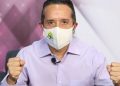 Por decreto, el gobernador de Quintana Roo, Carlos Joaquín, impone el uso obligatorio de cubrebocas en ese Estado / Invita a la población a “denunciar” reuniones