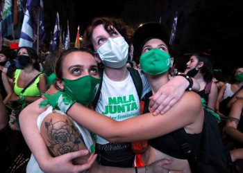 Argentina aprobó el proyecto de ley que legaliza la interrupción voluntaria del embarazo enviado al legislativo por el gobierno de Alberto Fernández