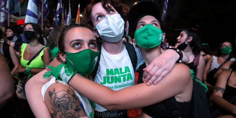 Argentina aprobó el proyecto de ley que legaliza la interrupción voluntaria del embarazo enviado al legislativo por el gobierno de Alberto Fernández