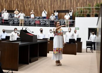 Ayer rindió Compromiso Constitucional, en español y en maya, la ciudadana María Gilda Segovia Chab, nueva comisionada del INAIP