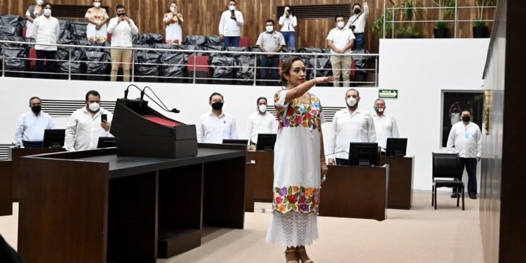 Ayer rindió Compromiso Constitucional, en español y en maya, la ciudadana María Gilda Segovia Chab, nueva comisionada del INAIP