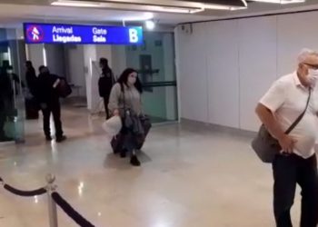 Familiares de Armando Manzanero Canché eludieron a la prensa ayer por la noche para evitar el tumulto y el acoso de reporteros en el aeropuerto