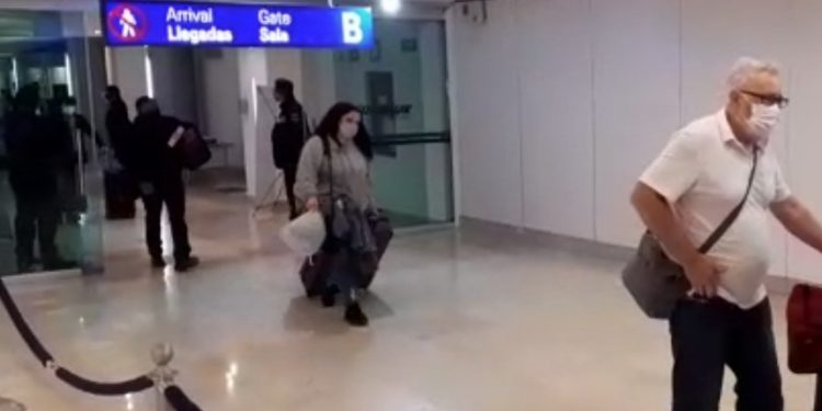 Familiares de Armando Manzanero Canché eludieron a la prensa ayer por la noche para evitar el tumulto y el acoso de reporteros en el aeropuerto