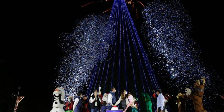 Encendieron el árbol de Navidad del Remate de Montejo / “El encendido del árbol es también un reconocimiento a médicos y enfermeras”, según el alcalde